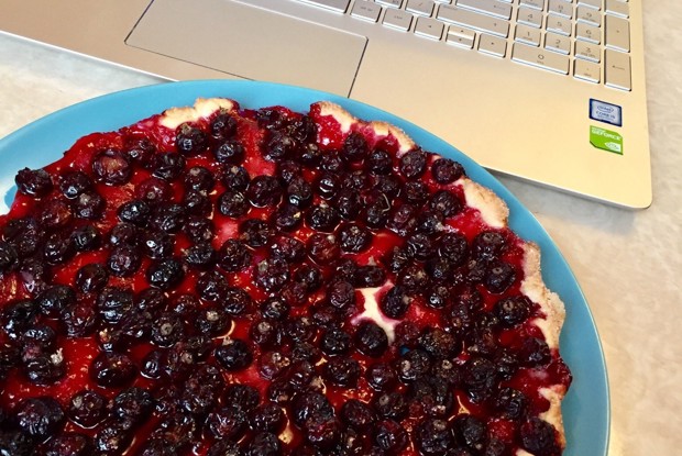 Пирог со смородиной из песочного теста