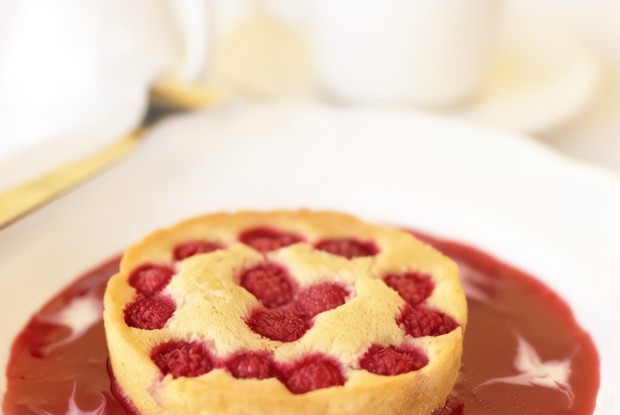 Пирог творожный с малиной