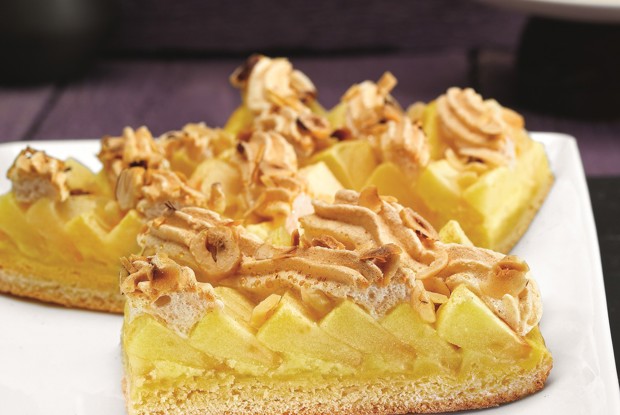 Пирог яблочный с безе и с корицей