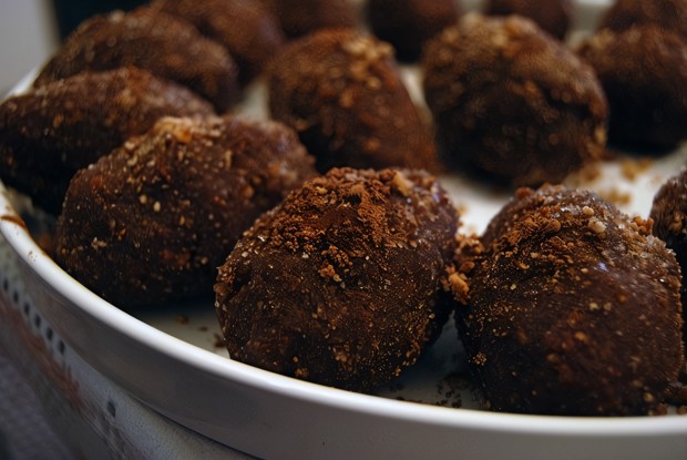 Пирожное «Картошка» с шоколадом, грецкими орехами и корицей