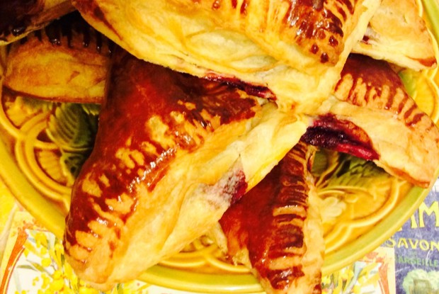 Пирожки из слоеного теста «Вишня на коньяке»