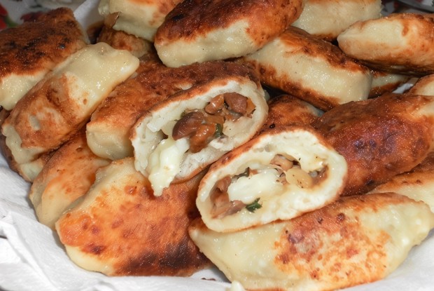 Пирожки из творожного теста с грибами и камамбером