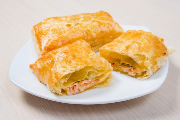 Пирожки с копченым лососем и фетой
