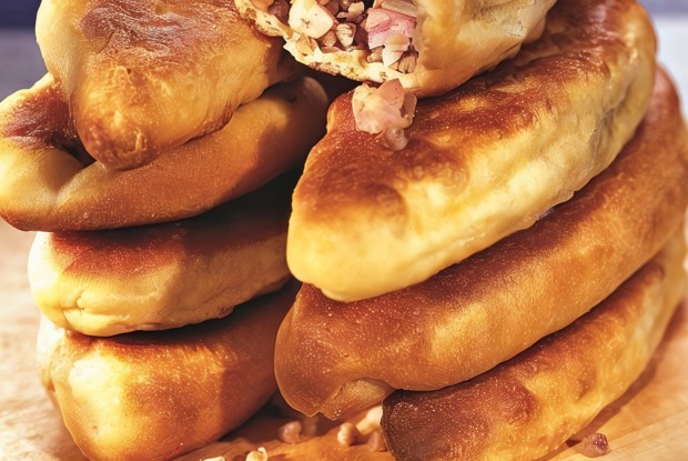 Пирожки с квашеной капустой и утиными шкварками