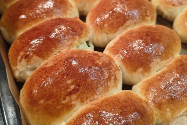 Пирожки с луком и яйцом в духовке