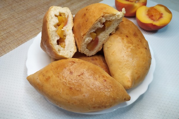 Пирожки с персиком