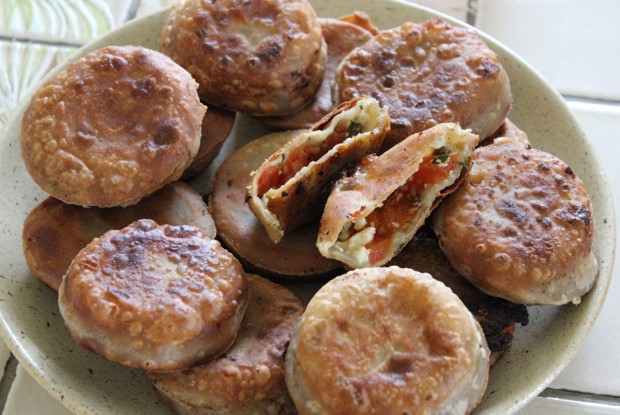 Пирожки с помидорами, творогом и козьим сыром