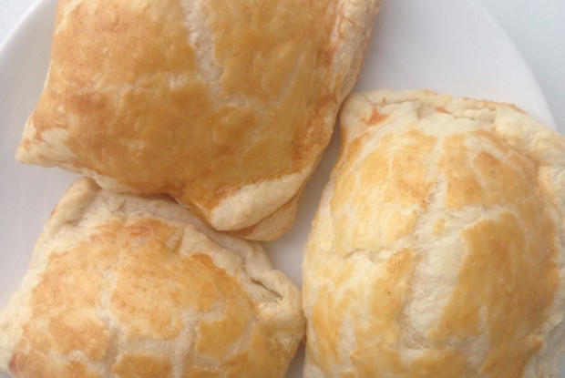 Пирожки с сыром из слоеного теста