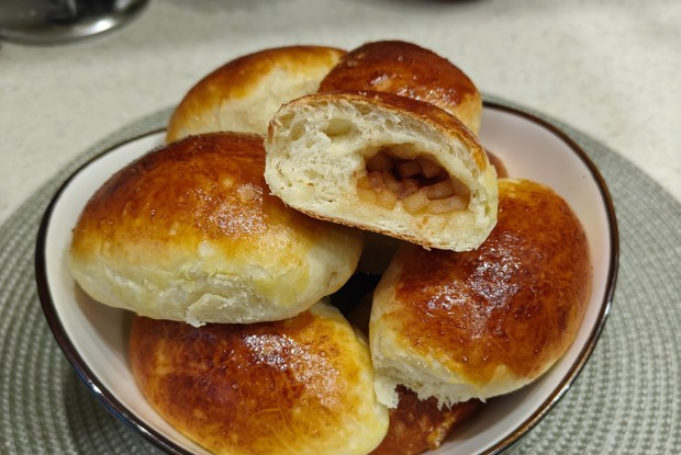 Пирожки с яблоком и корицей