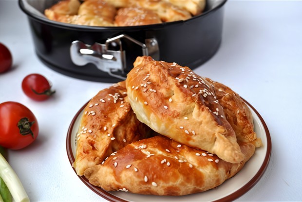 Пирожки слоеные с курицей и пармезаном