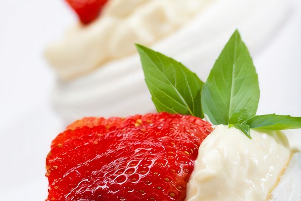 Пирожные безе с клубникой