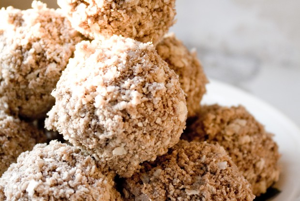 Пирожные с изюмом в шоколадной глазури