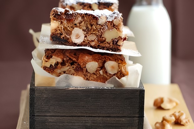 Пирожные с ягодами, миндалем и шоколадом