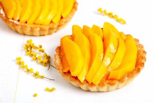 Пирожные с манго, папайей и кремом из лайма и маскарпоне