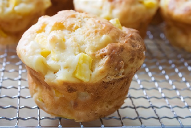 Пирожные с манго с сиропом из лайма