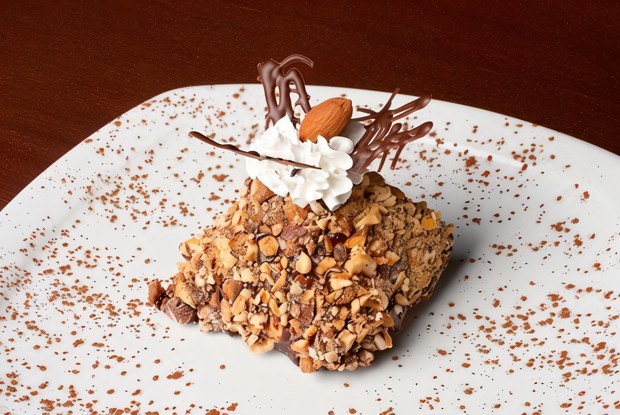 Пирожные с орехами пекан и коричневым сахаром в карамельной глазури