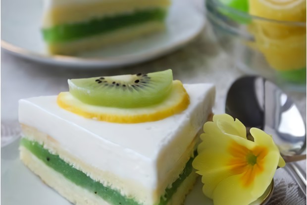 Пирожные с желе из киви