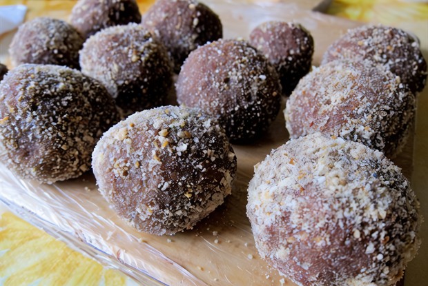 Пирожное «Картошка» с коньяком и грецкими орехами.