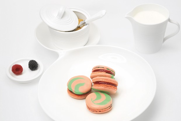 Пирожное макарон с малиной и анисом