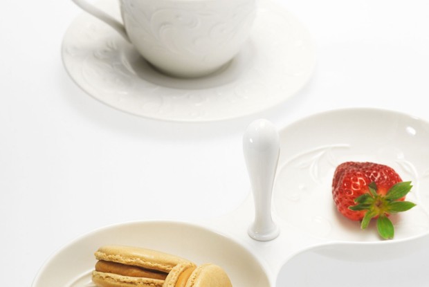 Пирожное макарон с соленой карамелью