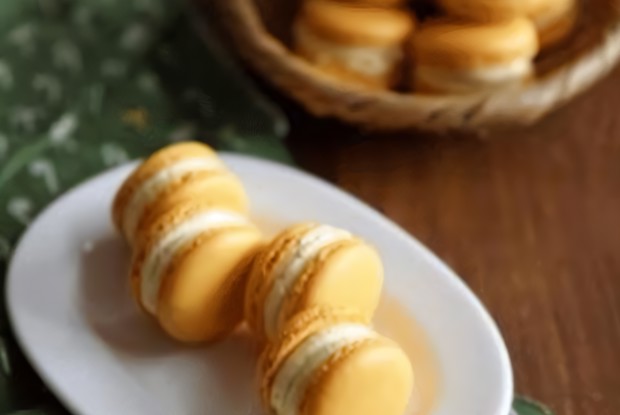 Пирожное макарон с творожно-грушевым кремом