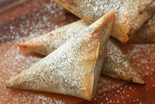 Пирожное со сливочным сыром и сухофруктами