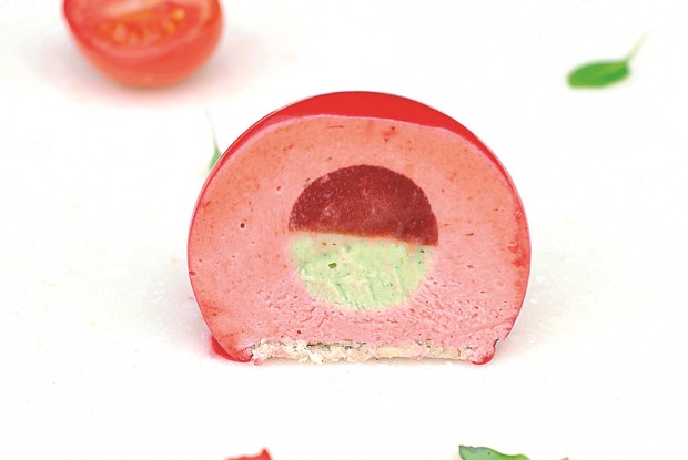 Пирожные «Клубника — томат — базилик»