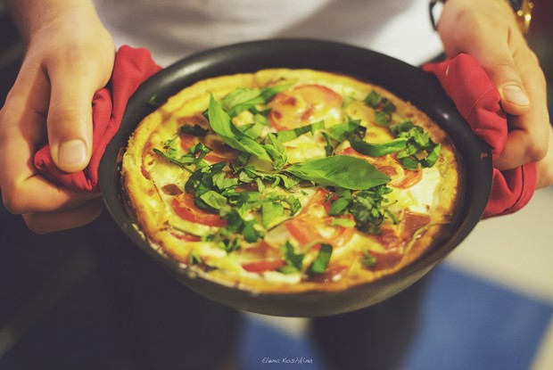 Пышный омлет с колбасой и зеленым луком