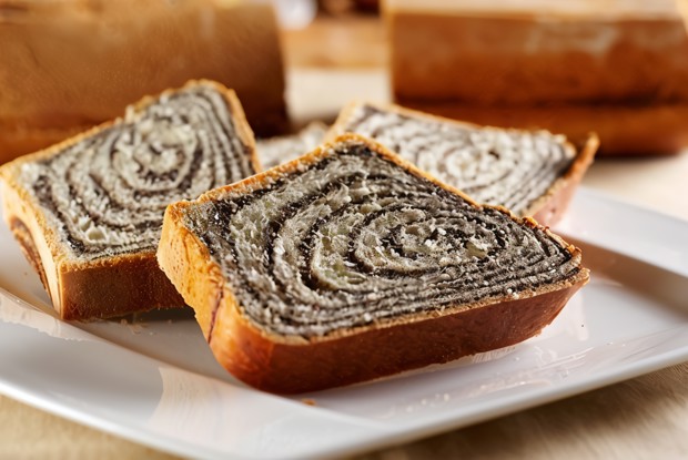 Пышный пирог с сочной маковой начинкой и изюмом