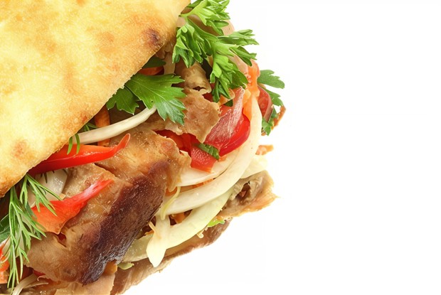 Пита с бараниной, греческим салатом и соусом дзадзики