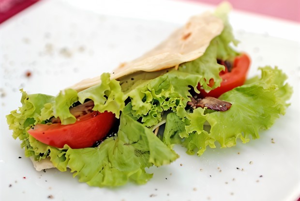 Пита с зеленью, жареным луком и беконом