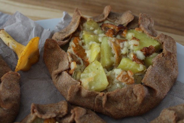 Плацинды с лисичками и молодым картофелем