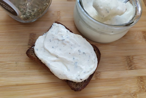 Плавленый сыр с прованскими травами