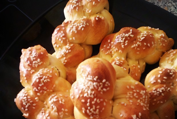 Плетеные булочки с кунжутом