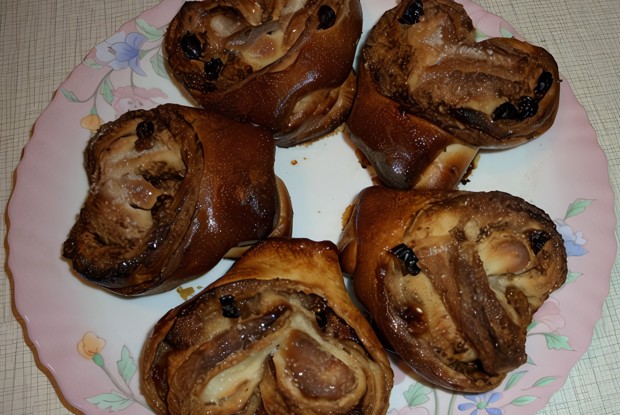 Плюшки с изюмом и корицей