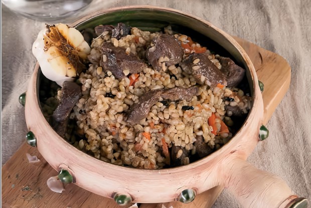 Плов из булгура с говяжьей вырезкой и барбарисом