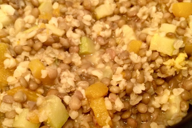 Плов из чечевицы и булгура с цукини и тыквой