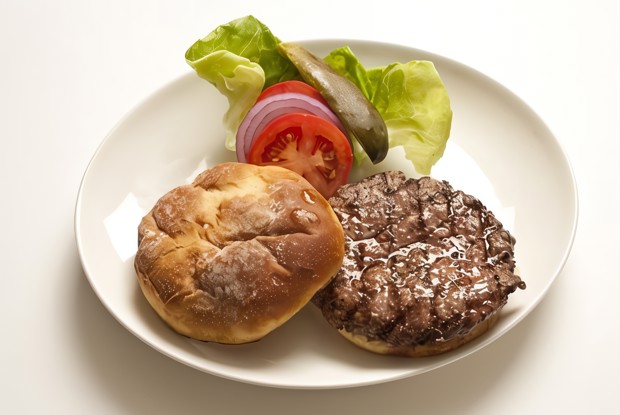 Подкопченые гамбургеры с сыром и беконом на гриле