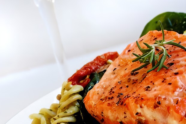 Подкопченый лосось на гриле в красном соусе