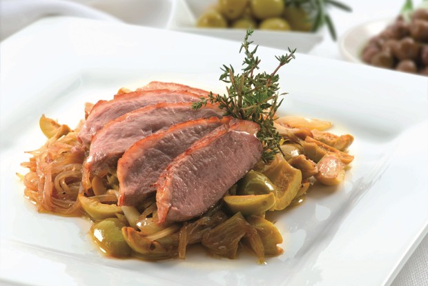 Подкопченная грудка  утки с клюквенным соусом