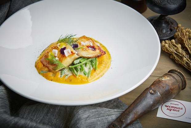 Подкопченный беломорский палтус с хрустящим салатом из фасоли и пряным тыквенным кремом