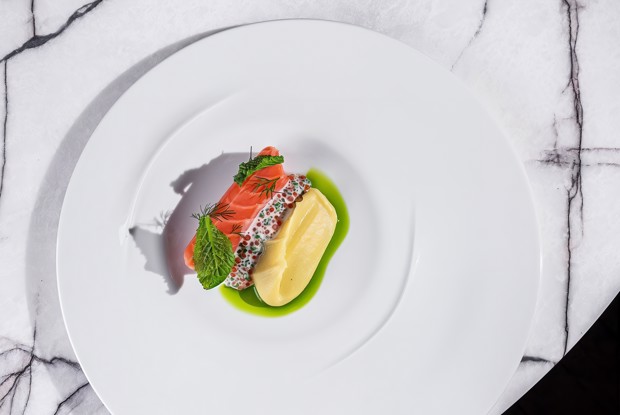 Подкопченный лосось с картофельным пюре и соусом из простокваши