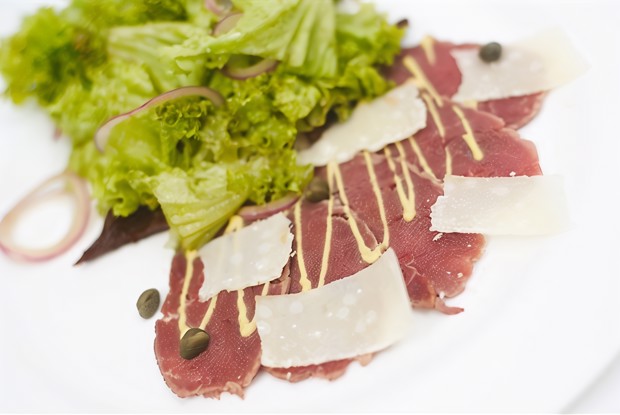 Подсушенное говяжье карпаччо с овощным салатом, имбирем и кориандром