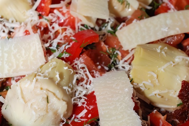 Поджаренные томаты с артишоками и хрустящим пармезаном