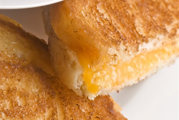 Поджаренный сэндвич с сыром и острым соусом из перца чили