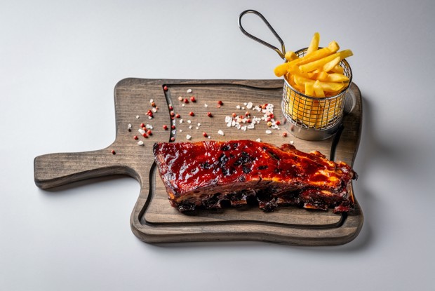 Поджаристые свиные ребра в соусе барбекю