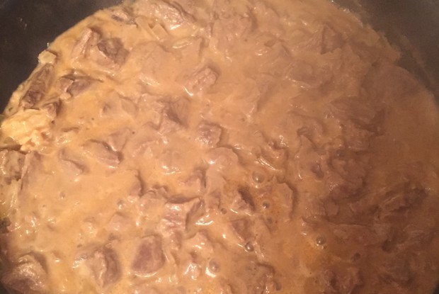 Поджарка из лося со сметаной