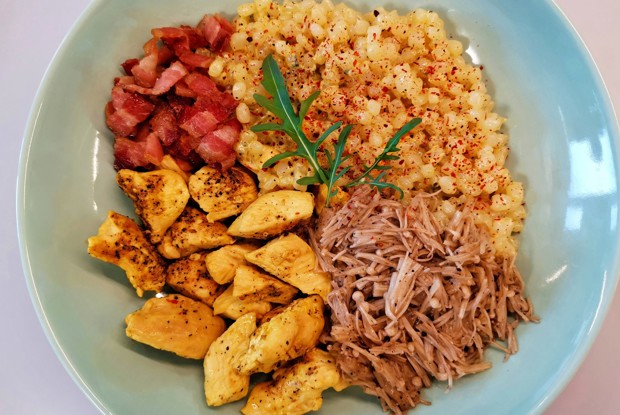 Поке из риса ширатаки