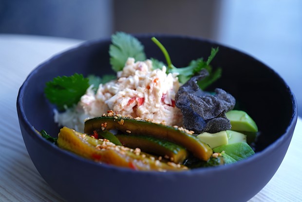 Поке с крабом, яйцом пашот и битыми огурцами