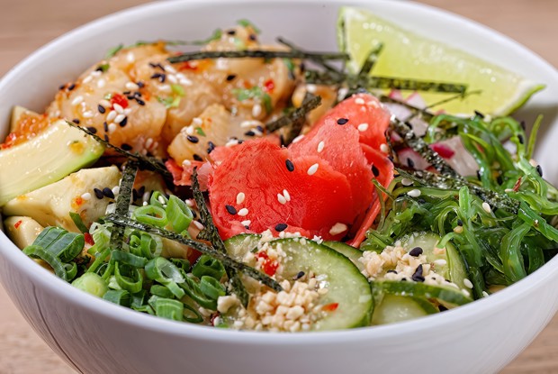 Поке с лососем и соусом никкей